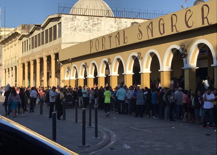 Al tope duicentros en San Salvador