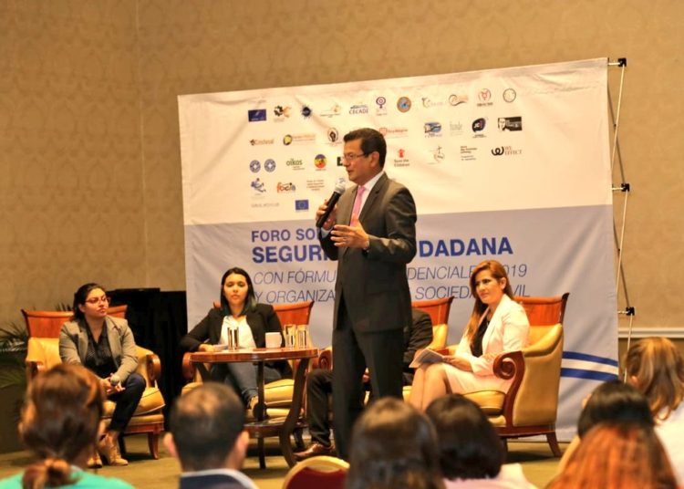 Hugo Martínez: «Hay malos elementos que deben salir de la corporación policial»