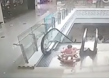 (VIDEO) Se descuidó y su bebé de nueve meses cayó por las escaleras de un centro comercial