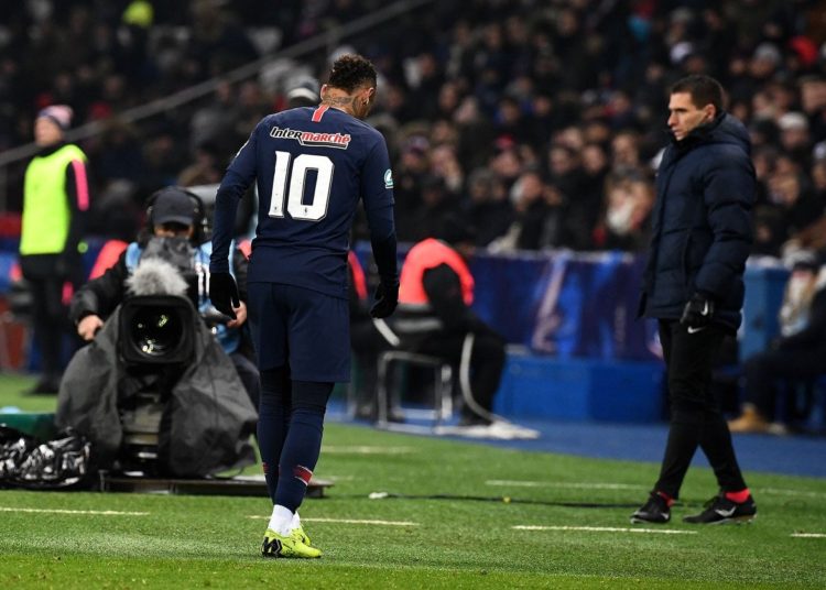 Neymar sale llorando tras lesionarse en la copa de Francia