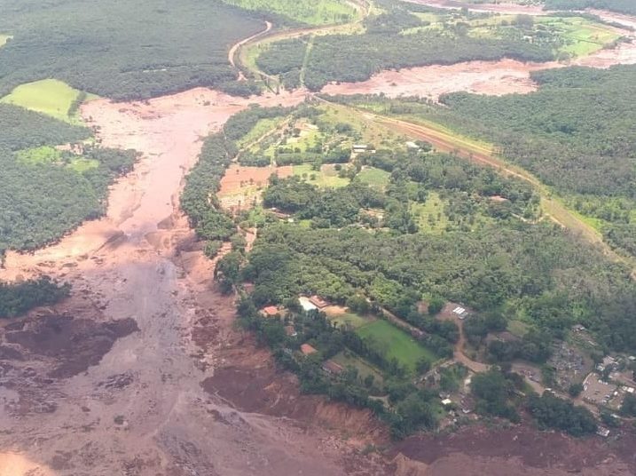 Colapsa un dique minero en Brasil y se reportan al menos 200 personas desaparecidas