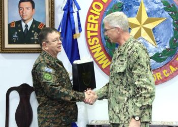 Ministro de Defensa y Jefe del Comando Sur de EE.UU. definen estrategia para combatir narcotráfico