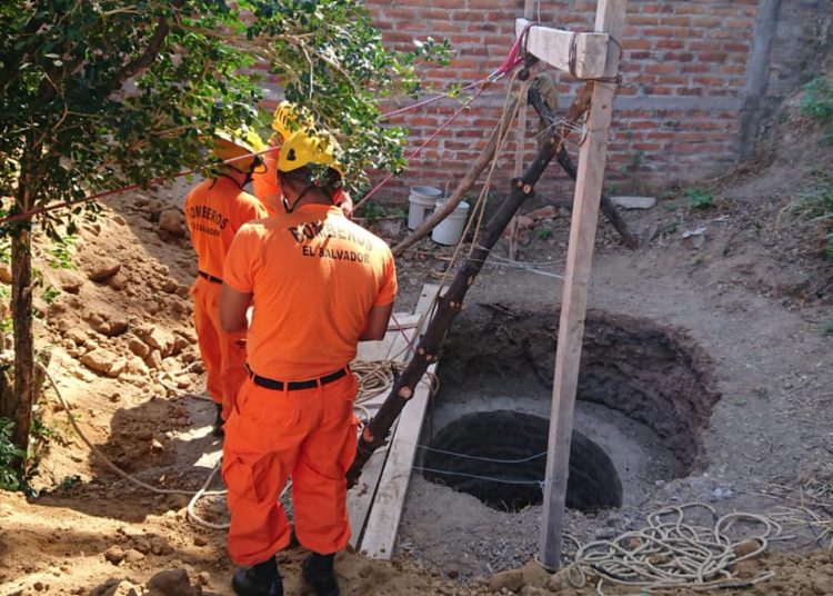 (VIDEO): Rescatan a hombre atrapado en un pozo de 20 metros