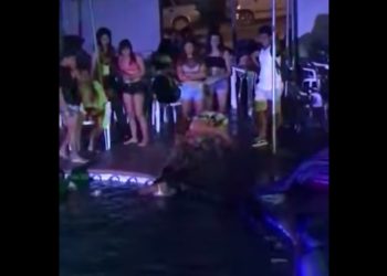 (VIDEO) ¡Vergonzoso! Joven se va a un «pool party» y su madre llega a sacarla del pelo