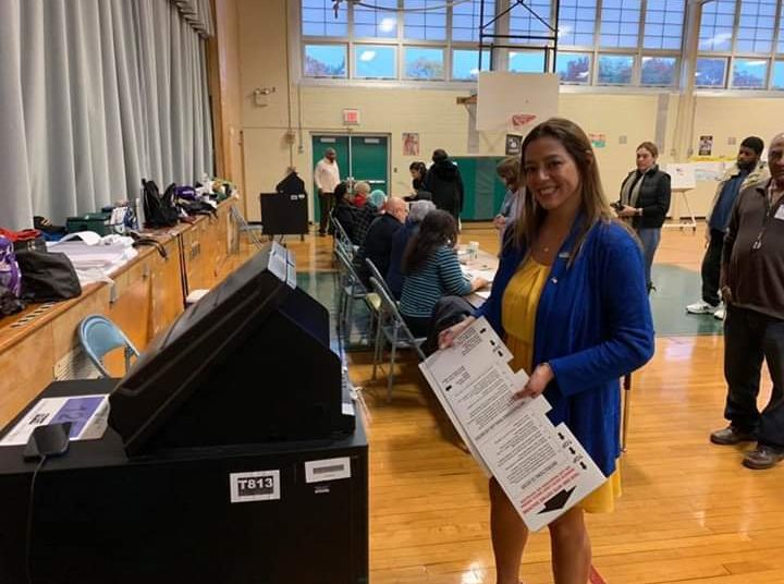 La primera salvadoreña en el senado estatal de Nueva York ya fue juramentada