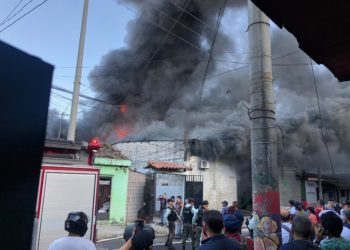 (VIDEO) Incendio termina con una maquila en Santa Tecla