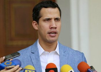Fiscal general de Venezuela pide que se prohíba a Guaidó salir de Venezuela y bloquear sus cuentas