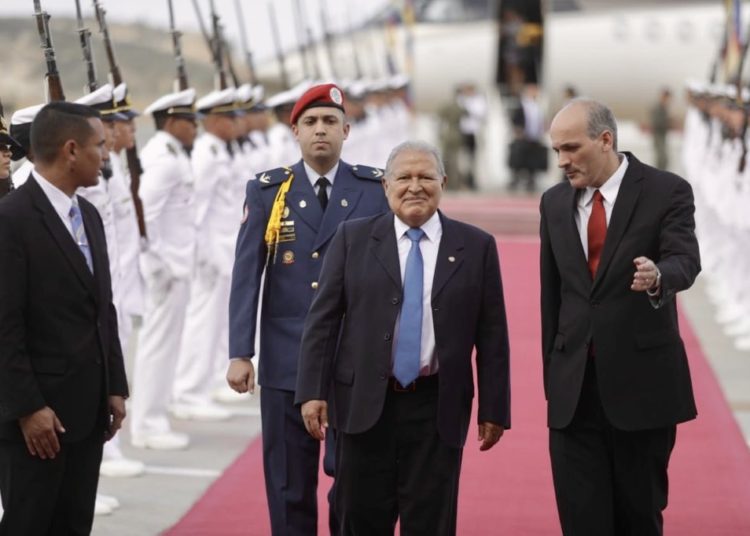 Sánchez Cerén arriba a Venezuela a toma de posesión de Nicolás Maduro