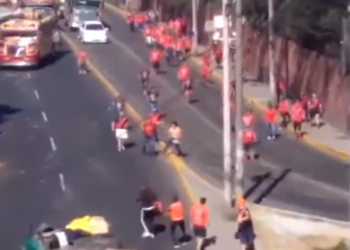 (VIDEO) Atacan con palos y piedras a aficionados del C.D. Águila en Guatemala