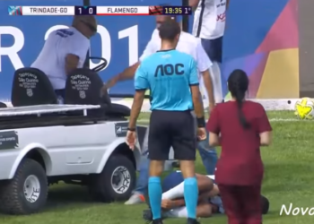 (VIDEO) Carro de paramédicos iba asistir a un futbolista y termina aplastándole el pie