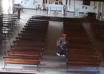 (VIDEO) Creyeron que iba a rezar pero se robó un cuadro de la Inmaculada Concepción de María, en Santa Ana