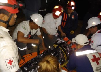 (FOTOS) Rescatan a un turista que cayó al fondo de un barranco en el Boquerón