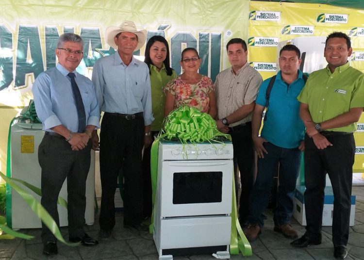 Sistema Fedecrédito entrega premios a ganadores del tercer sorteo de la promoción Gana Fácil