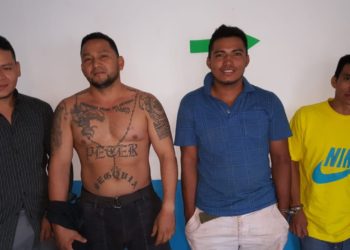 Supuestos pandilleros sonríen tras ser capturados en Usulután