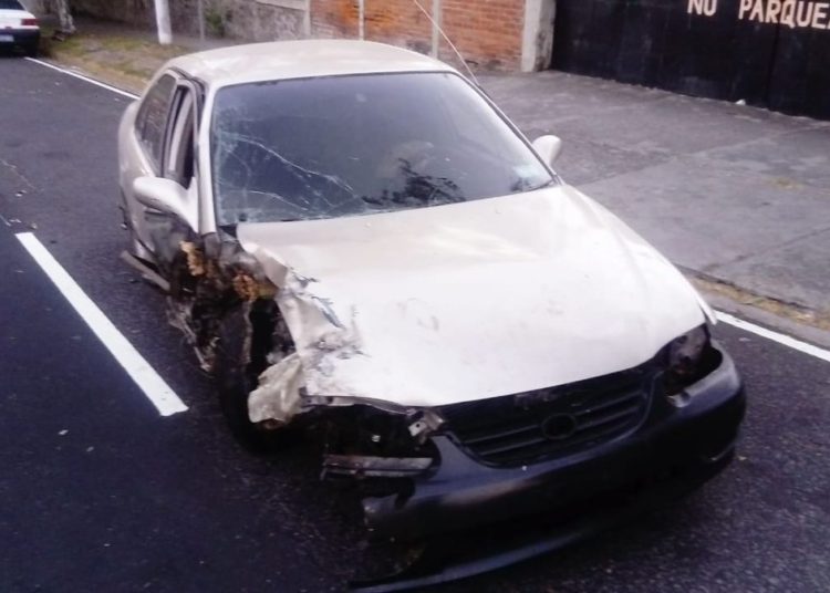Conductor borracho se estrella contra un poste y se duerme dentro del carro