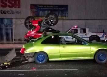 Hombre incrusta su moto en baúl de un carro cerca de la Fuerza Aérea Salvadoreña