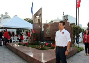 Dirigentes y militantes del FMLN participan en el 13 aniversario de la muerte de Schafik Handal