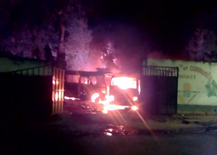 Incendio destruye tres microbuses de la ruta 38-D en Apopa