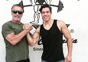 El hijo de «Terminator» y de una guatemalteca, publica una foto copiando la famosa postura de su padre