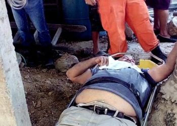 Bomberos rescatan a hombre que cayó en una fosa séptica