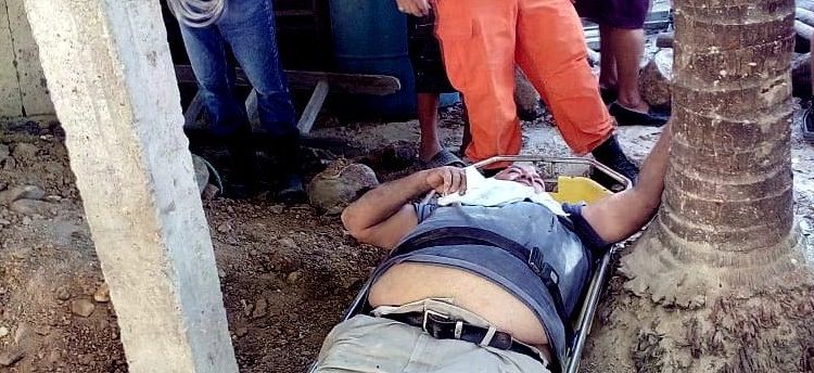 Bomberos rescatan a hombre que cayó en una fosa séptica