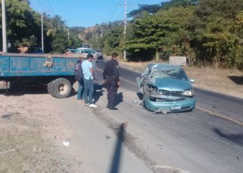 Pick up repleto de pasajeros volcó y dejó 10 lesionados en Ahuachapán