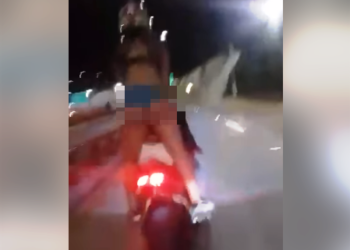 [VÍDEO] Captan a motociclista y mujer semidesnuda en carrera ilegal por el Paso del Jaguar