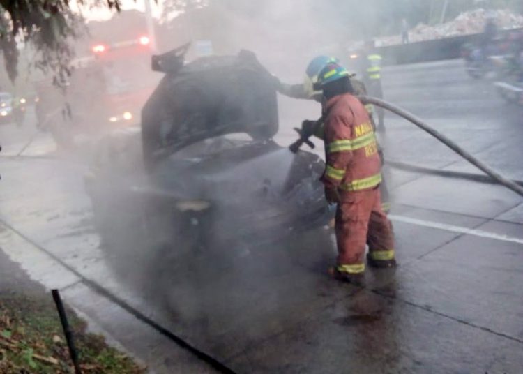 Cortocircuito termina con un vehículo en carretera Los Chorros
