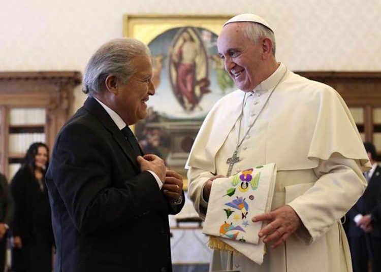 Sánchez Cerén participará en la misa que el papa Francisco oficiará en Panamá