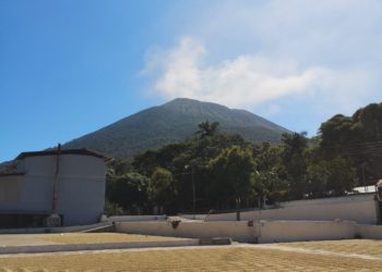Técnicos en vulcanología espían de cerca al Chaparrastique