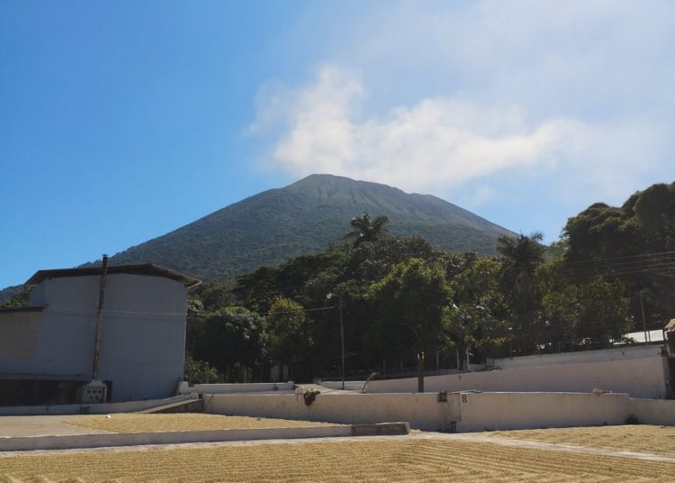 Técnicos en vulcanología espían de cerca al Chaparrastique