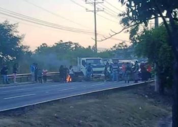 Cierran tramo de autopista Comalapa por demanda de agua potable