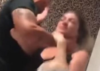 Impactante: piloto fue captado golpeando y asfixiando a su novia