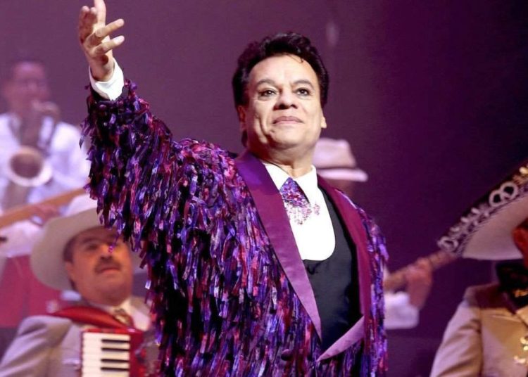 Las publicaciones de Juan Gabriel en redes sociales que hacen dudar a sus fans sobre su muerte