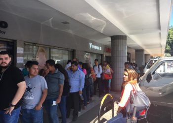 Salvadoreños abarrotan Duicentros para sacar DUI