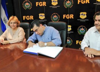 Fiscal Melara recorre sedes fiscales y firma libro de actas por traspaso de titularidad