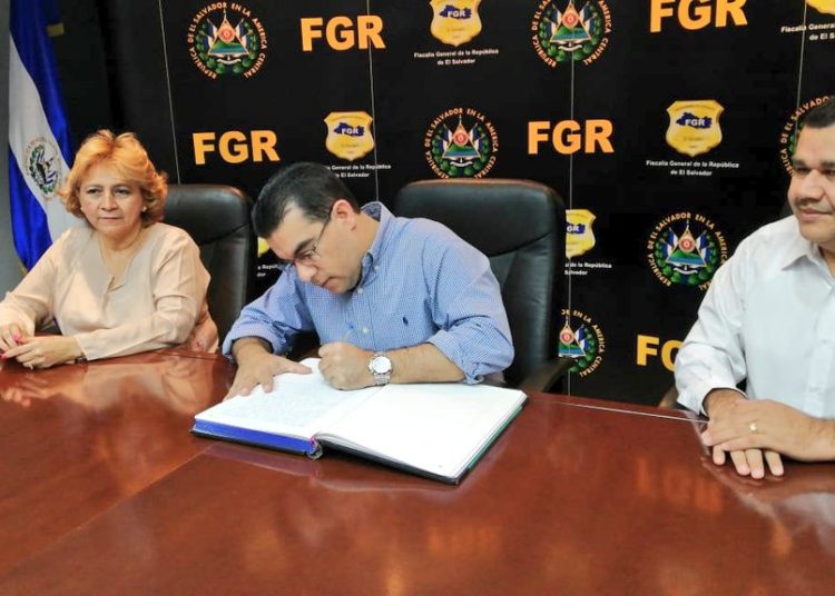 Fiscal Melara recorre sedes fiscales y firma libro de actas por traspaso de titularidad