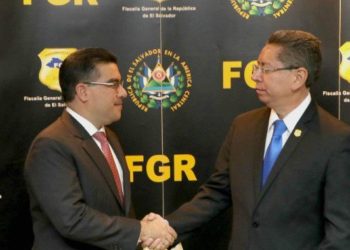 Douglas Meléndez y Raúl Melara se reúnen, previo a la entrega de “la silla más poderosa del país”