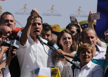 Guaidó ofrece amnistía a militares que abandonen a Maduro