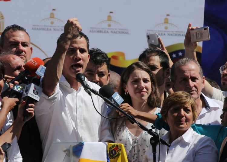 Guaidó ofrece amnistía a militares que abandonen a Maduro