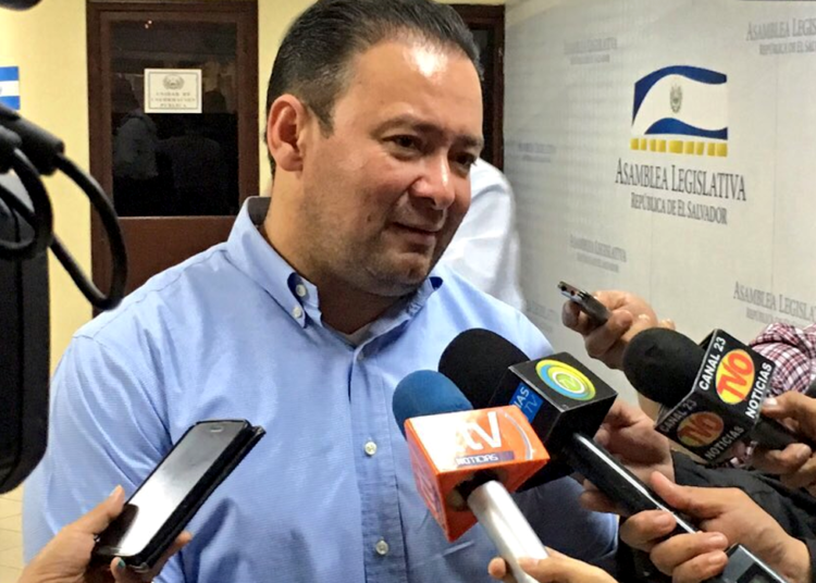 TEG determina que Gallegos no cometió infraccion ética al favorecer ONG fundada por su esposa