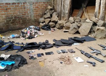 Pandilleros abandonan armamento y a una mujer atada, ante presencia policial