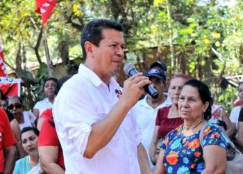 Hugo Martínez se compromete a aumentar salarios de policías, de llegar a la presidencia