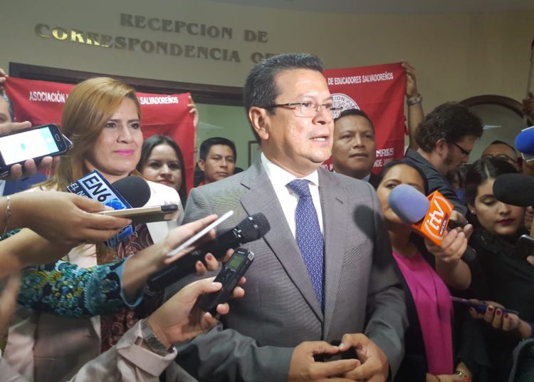 Hugo Martínez presenta reforma de pensiones para incrementar la mínima a $250