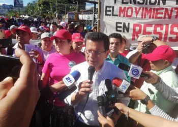 Hugo Martínez participa en protesta contra la privatización del agua 