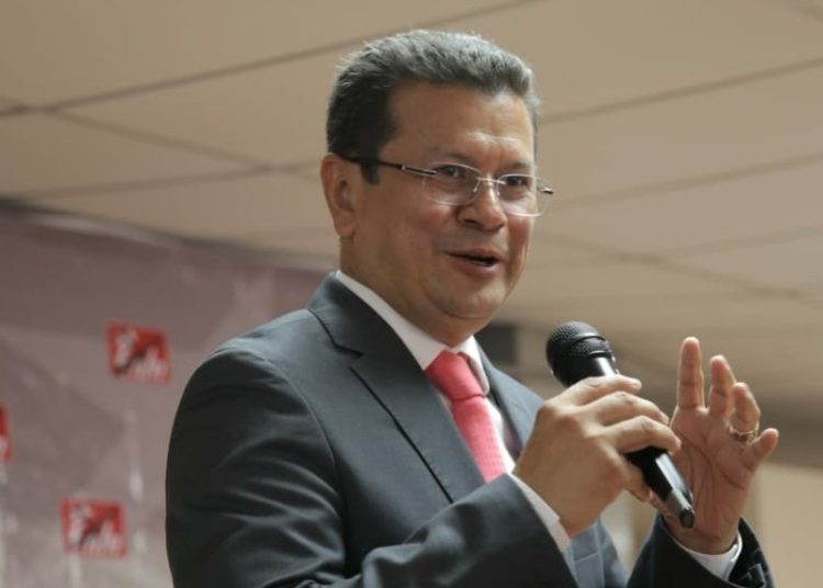 Hugo Martínez se compromete a una “integración plena” de retornados de EE.UU.