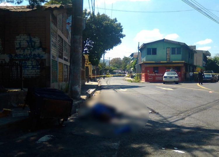 Anciano muere atropellado en la Plaza Trovador