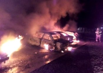 Silbadores generan incendio en Altavista y destruye cinco carros, un taller de carpintería y una vivienda