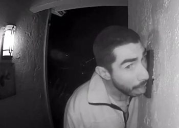 Cámara capta a un hombre lamiendo el timbre de una casa por 3 horas