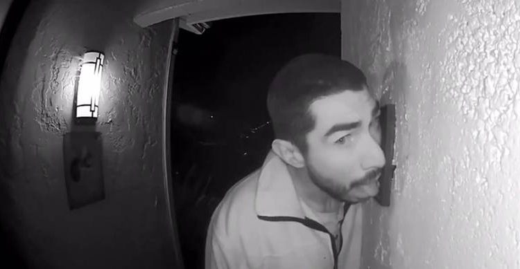 Cámara capta a un hombre lamiendo el timbre de una casa por 3 horas